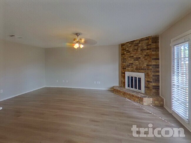 Foto del edificio - 5915 Myers Rd