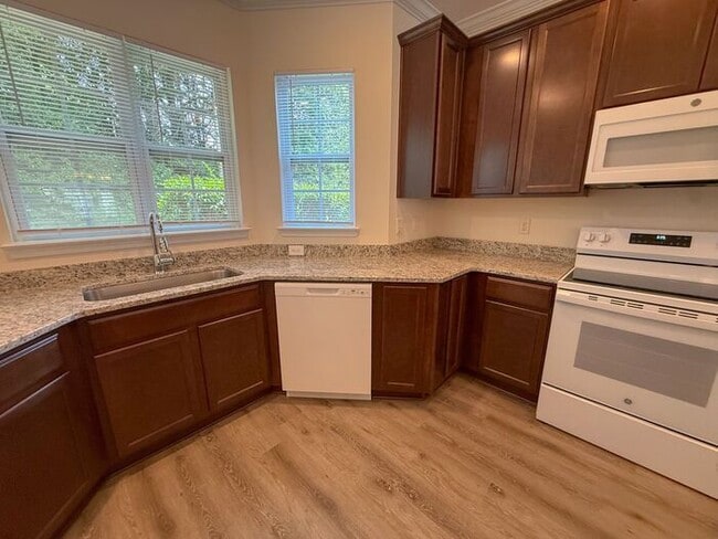 Foto del edificio - Beautifully updated Townhome! New cabinets, granite counter tops, and LVP flooring through downst...