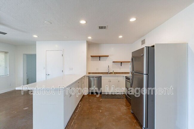 Building Photo - 3922 E Fairmount Ave