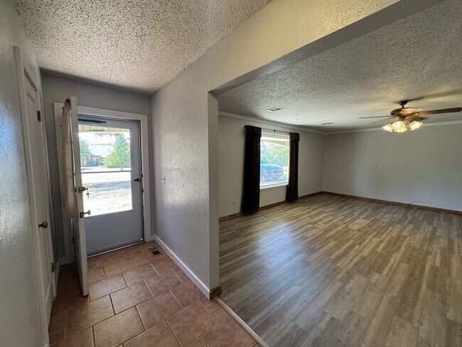 Foto del edificio - Spacious 5-Bedroom Home on Corner Lot – Co...
