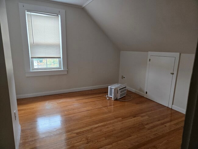 Building Photo - 122 Bacon St