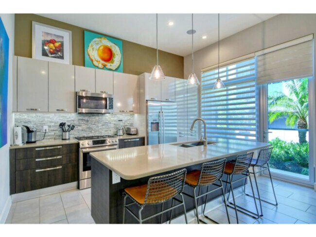 Building Photo - Contemporary Townhome located in Downtown ...
