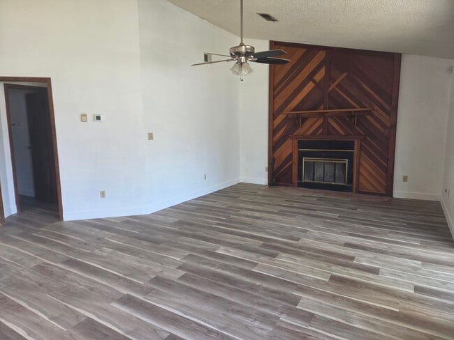 Building Photo - Updated 3 bedroom, 2 bath home - New flooring and paint!
