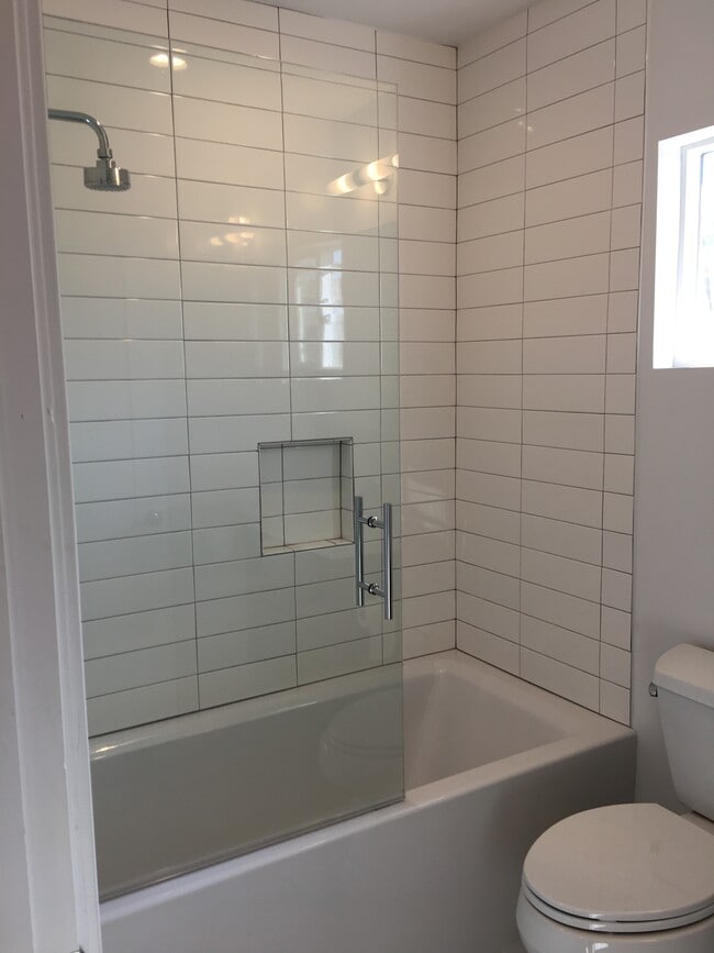 Building Photo - 835 1/2 Waterloo St