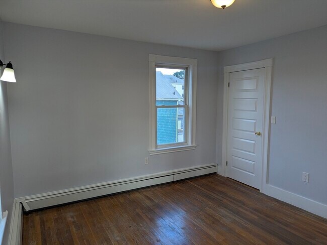 Building Photo - 47 Roslyn St