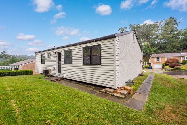 Building Photo - AVAILABLE SEPT 1ST!! BEAUTIFUL 3 BEDROOM I...