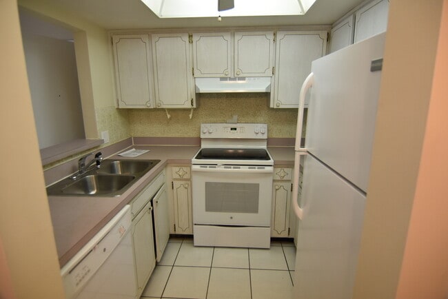 Building Photo - Available NOW!  Gulf Harbor Community! 2B/...