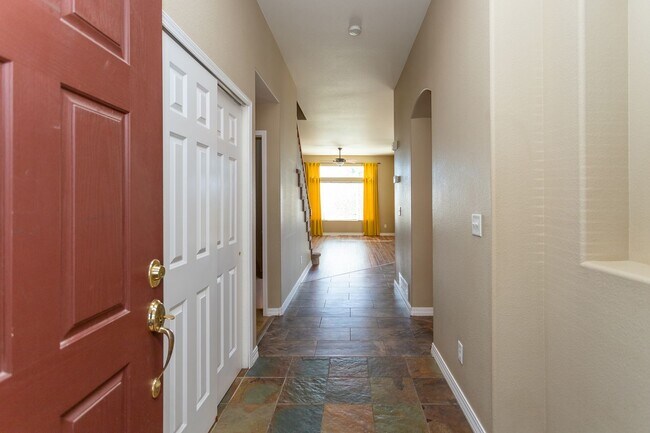 Foto del edificio - Beautiful 2 Story Home in District 20!