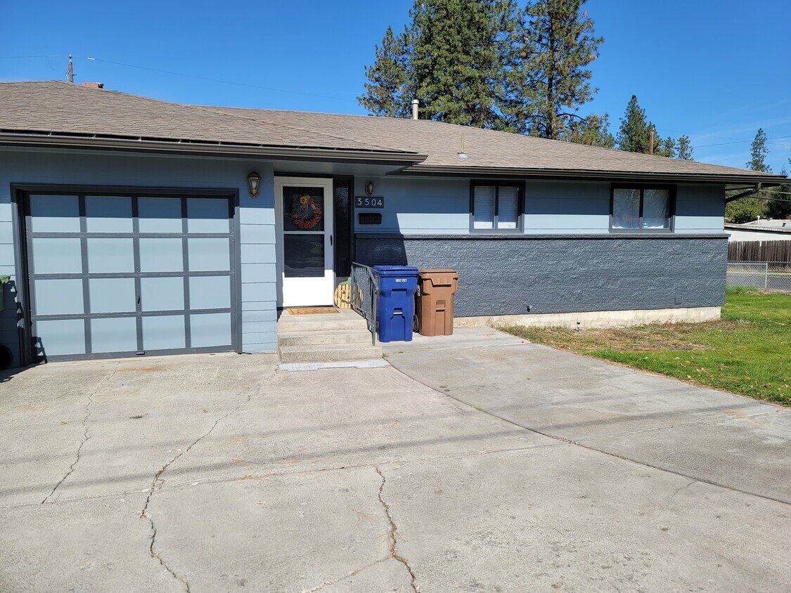 Front of Unit - 3504 W Francis Ave