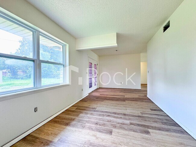 Foto del edificio - 3 Bedroom Home with 2-Car Garage and Covered Parking