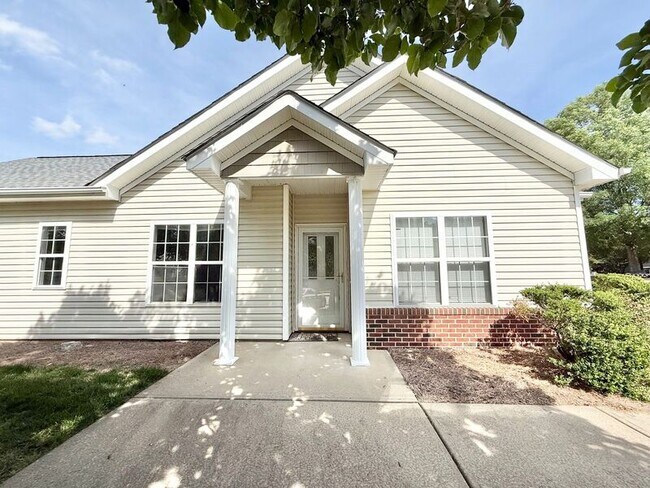 Foto del edificio - 2808 Andover Glen Rd