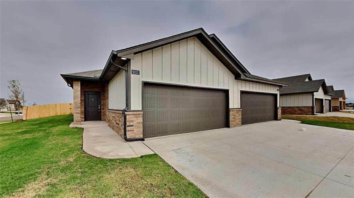 Primary Photo - Luxury 3 Bedroom 2 Bathroom Duplex with 2 ...