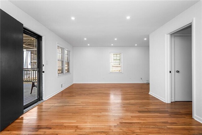Building Photo - 870 Barnett St NE
