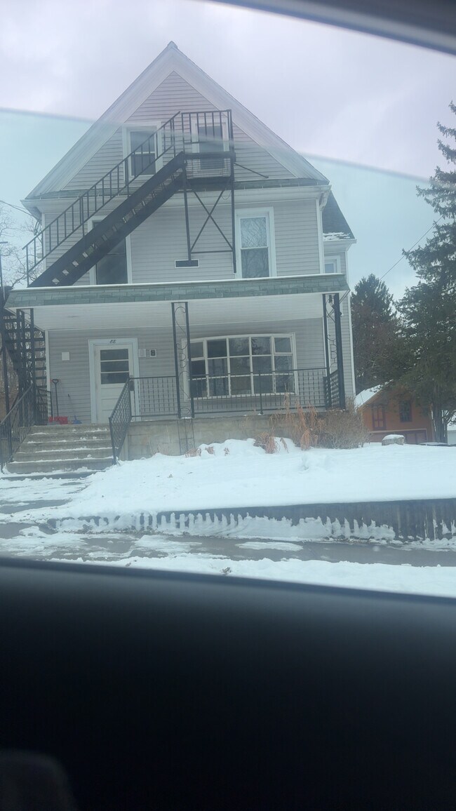 Building Photo - 86 Elm St