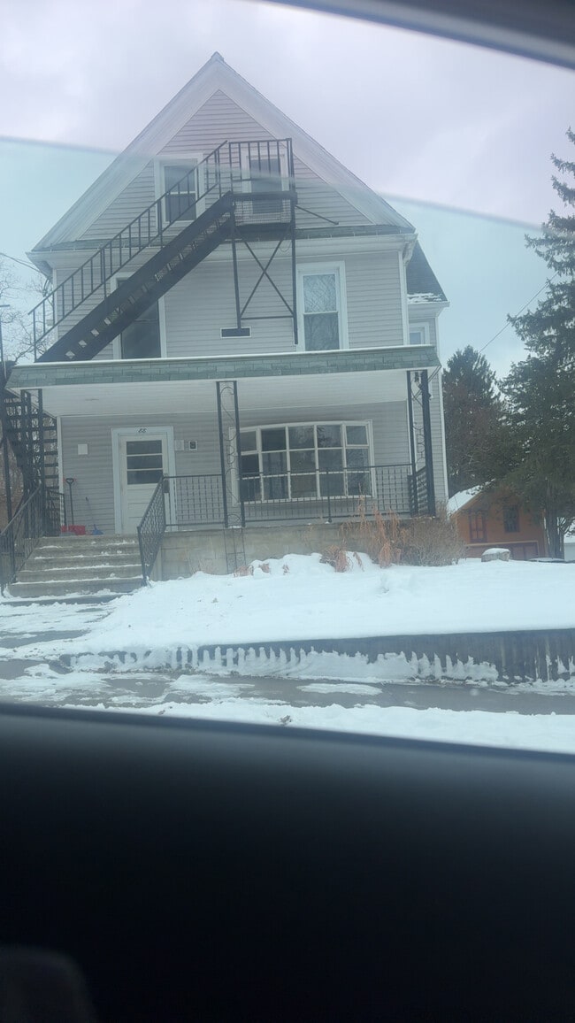 Building Photo - 86 Elm St