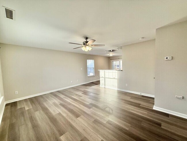 Foto del edificio - 3817 Satinleaf Dr