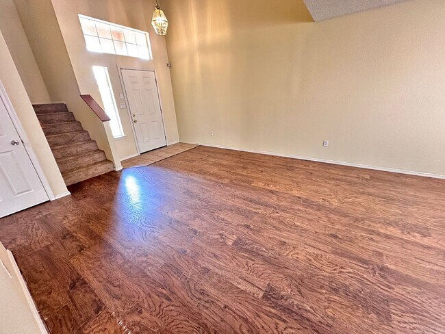 Building Photo - 4 Bedroom 2.5 Bathrooms 2 Car Garage