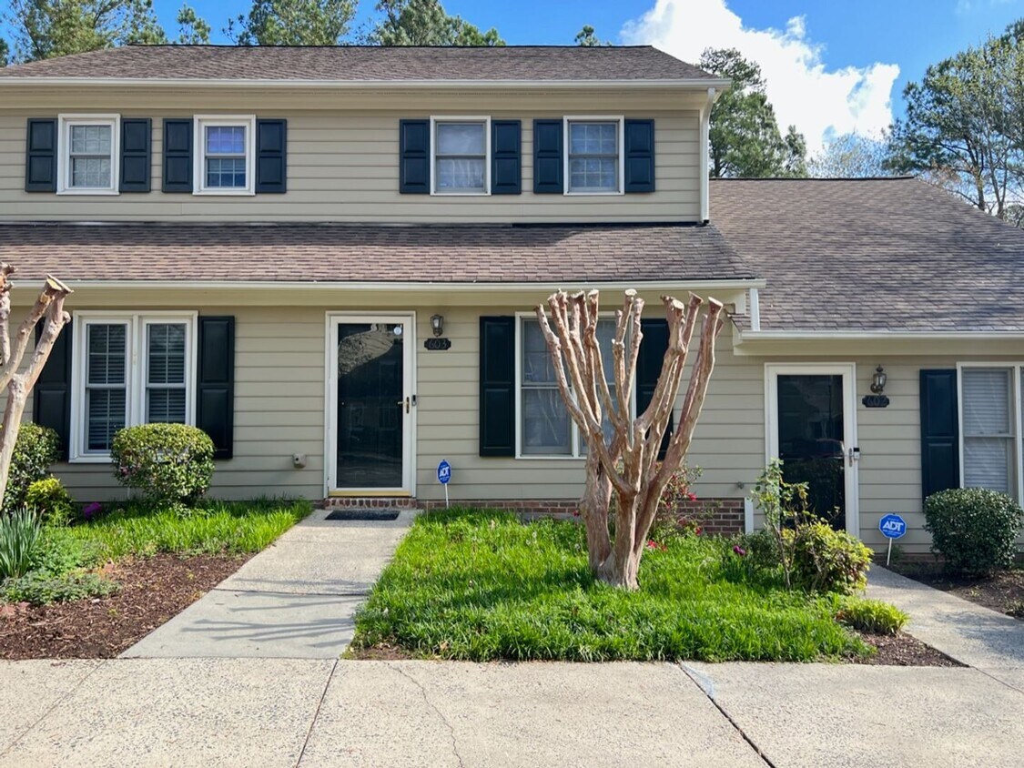 Foto principal - Adorable 2 Bed Townhome Convenient to Duke...