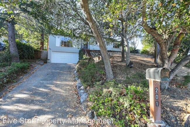 Building Photo - 3 br, 2 bath House - 201 Manor Dr