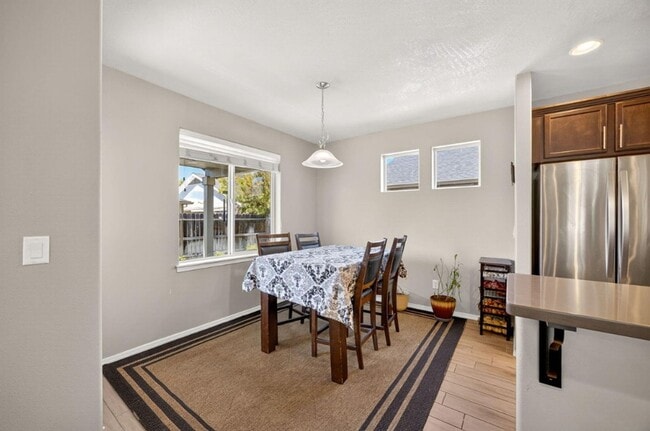 Building Photo - 3 Bedroom, 2.5 Bathroom Medford Home