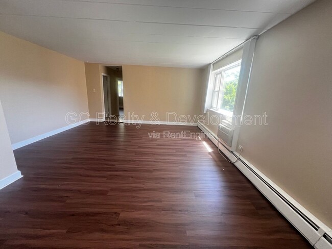 Building Photo - 6160 N Damen Ave