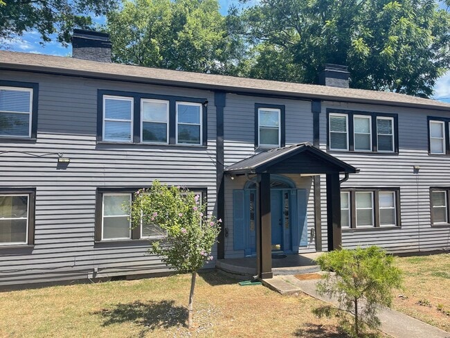Building Photo - 587 Colonial Cir SE