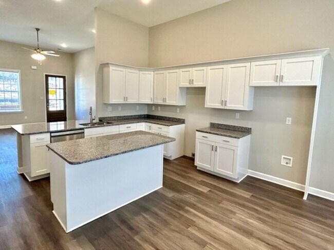 Foto del edificio - Now Leasing a 5-Bedroom 3 Bath Home in Hor...