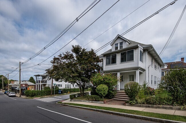 Building Photo - 681 Belmont St