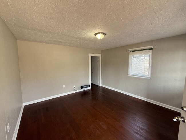 Building Photo - *AVAILABLE NOW*Total Electric*** 1 Bedroom...