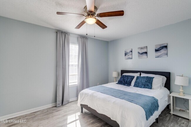 Foto del edificio - 245 Mc Donnell Ave