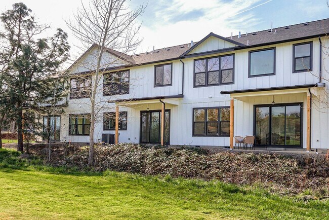Foto del edificio - Former Model Home on Golf Course