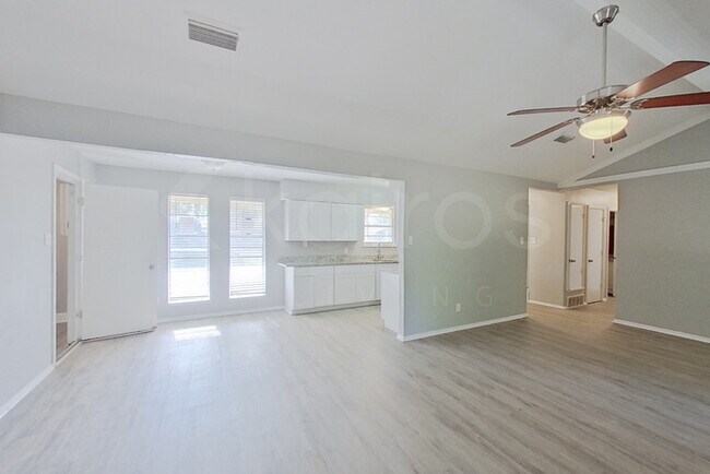 Foto del edificio - 168 Creekview Dr E