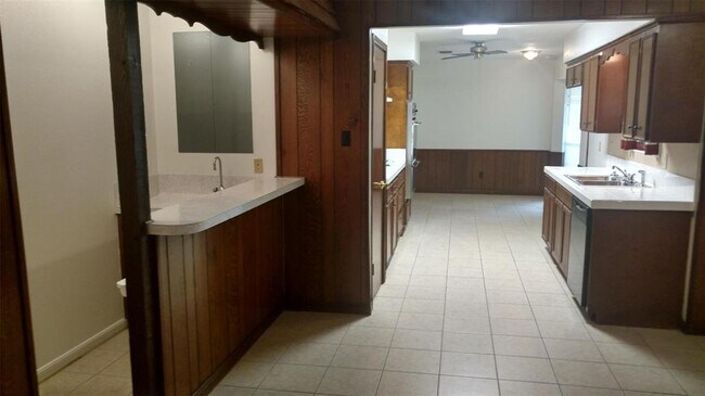 Building Photo - 18010 Blundell Dr