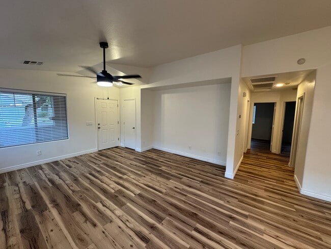 Building Photo - 2432 W Tamarisk Ave