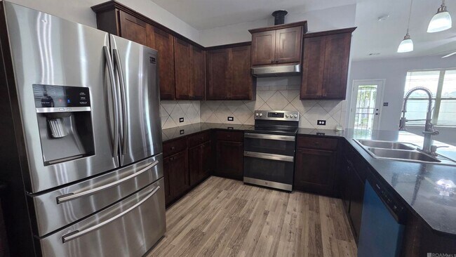 Foto del edificio - 583 Fall River Dr