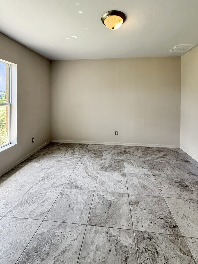Building Photo - 2303 Ansel Ave S