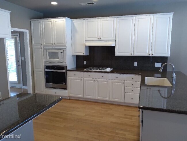 Building Photo - 4 br, 3 bath House - 553 W Fallbrook Ave