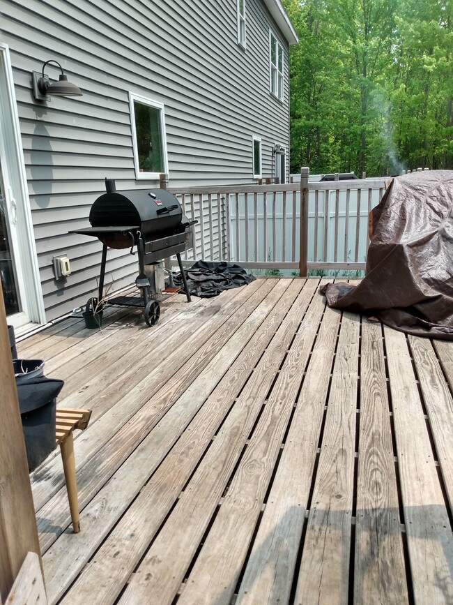 Spacious deck, BBQing encouraged! - 5870 Cooper St