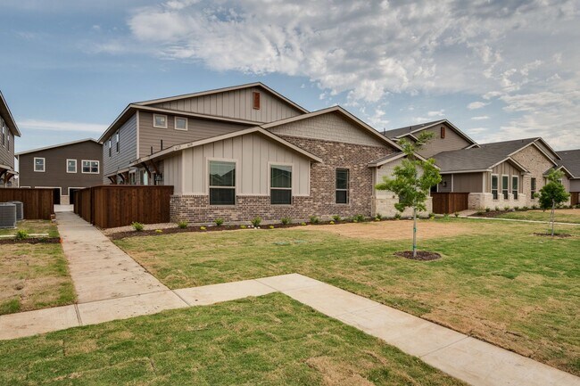 Building Photo - GORGEOUS 2 BEDROOM FOUR PLEX LOCATED IN MI...