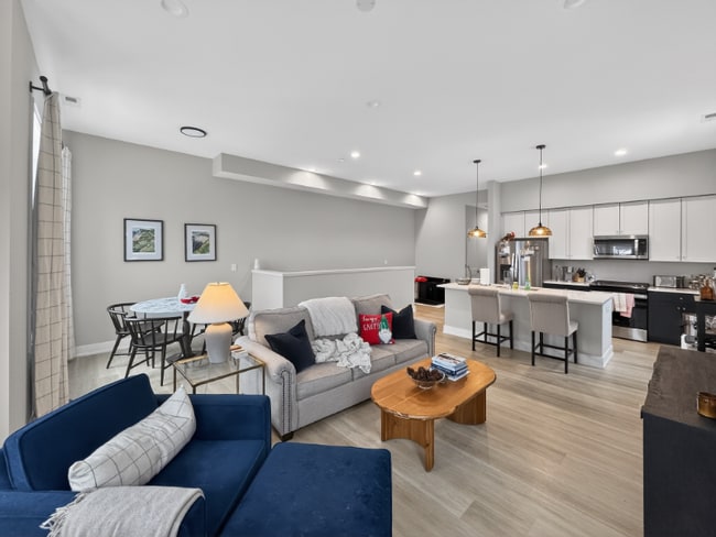 Building Photo - 1535 N Maplewood Ave