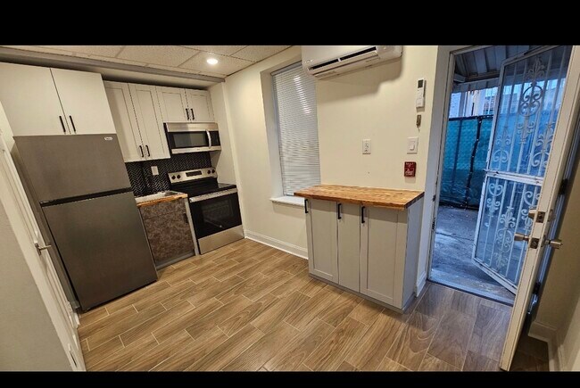 Foto del edificio - 4670 James St