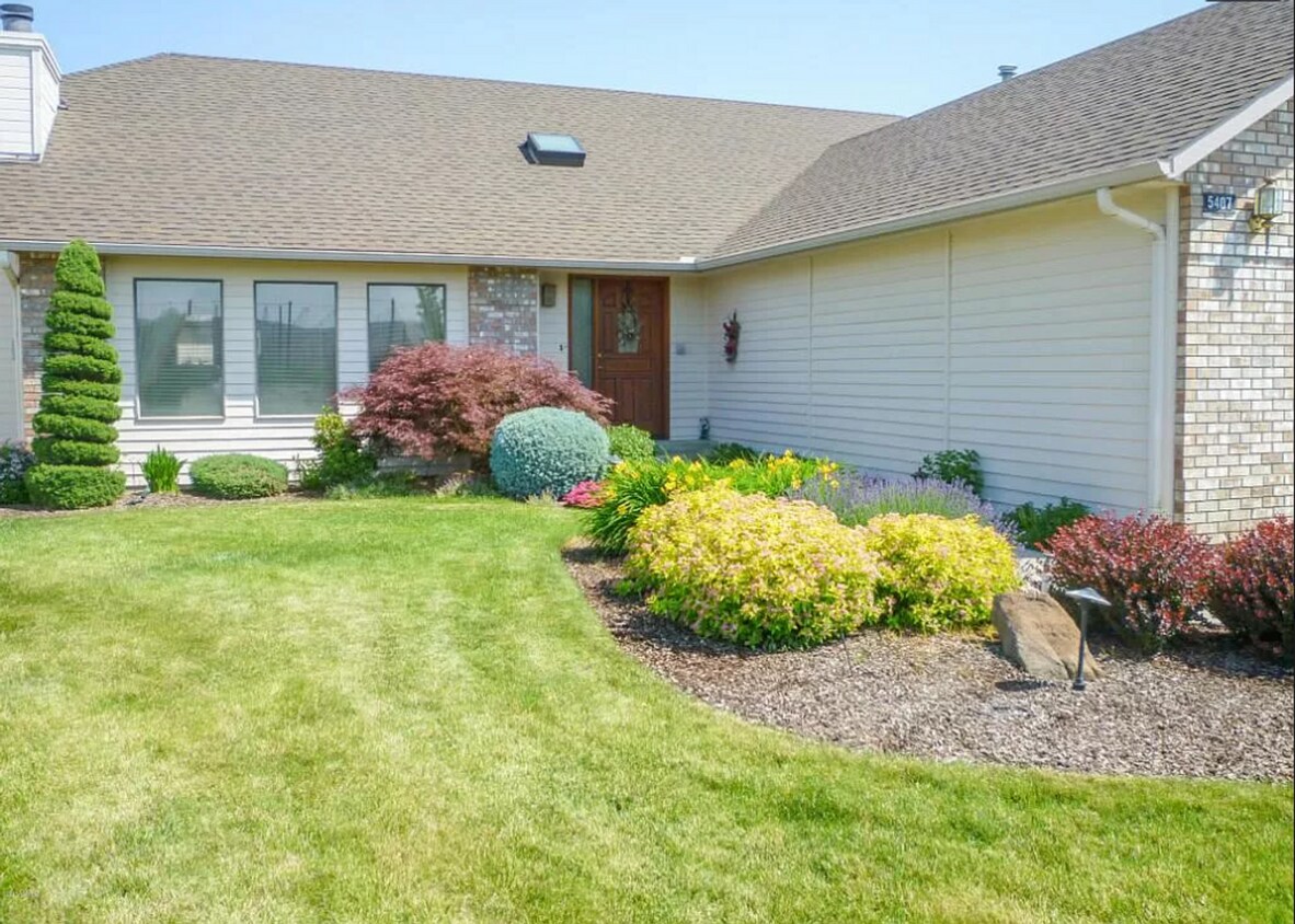 Primary Photo - West Valley 3 bedroom 2 bath, living room ...