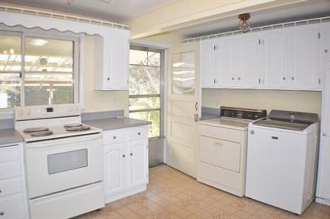 Foto del edificio - Updated house with original hardwoods and 2-car garage!