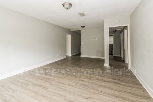 Building Photo - 2877 Belair Rd W