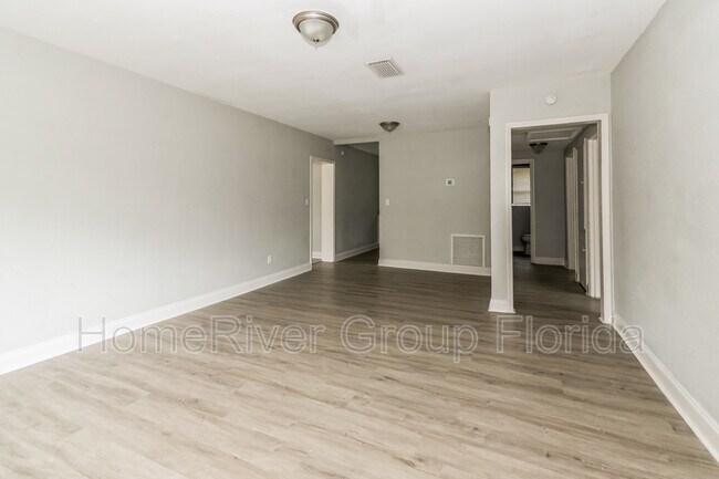 Foto del edificio - 2877 Belair Rd W