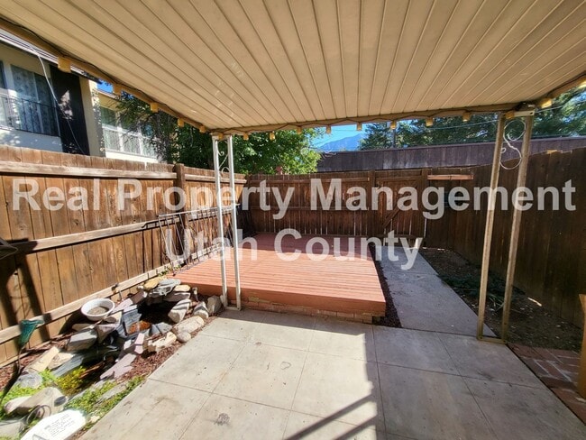 Building Photo - 2 Bedroom 1 Bathroom Town home