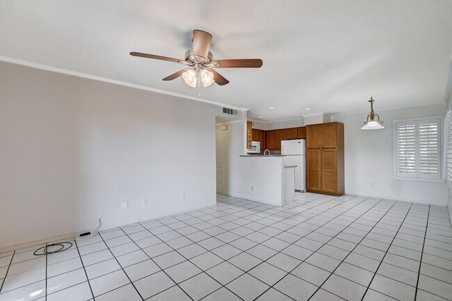 Foto del edificio - AMERICANA Property Mgmt - Gated 1st floor ...