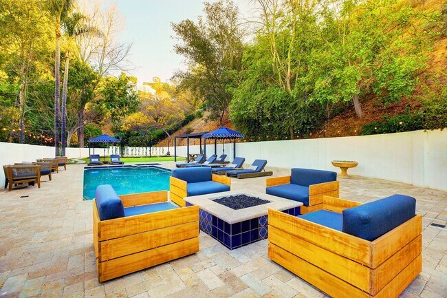 Foto del edificio - Fully Furnished Luxurious Spanish Mediterranean Villa in Hollywood Hills: 4-Bedroom, 2.5-Bath Ret...