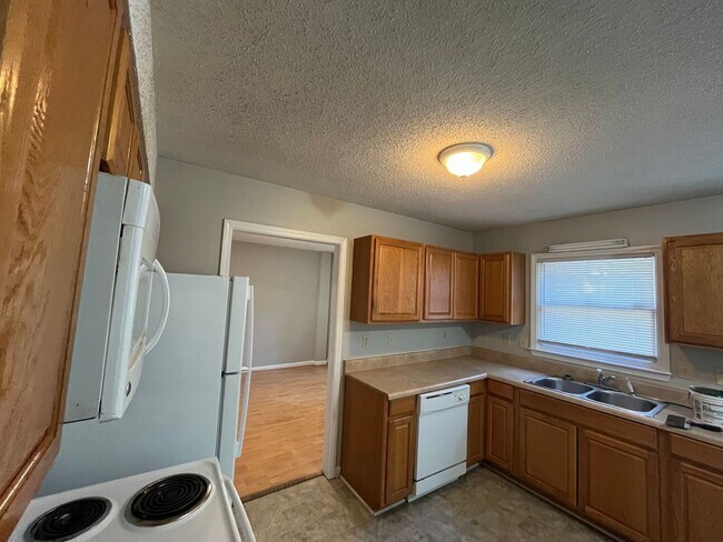 Building Photo - Lovely 3 bedroom, 2.5 bathroom 2-story hom...
