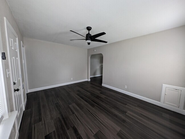 Foto del edificio - 2202 E 7th St